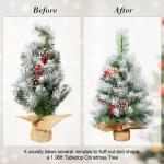 Kunstkerstboom, 60 cm, klein, met sneeuwvlokkendecoratie, dennenappels, rode bessen, dennenbladeren, 80 punten, linnen katoen en cementbasis voor feestelijke sfeer
