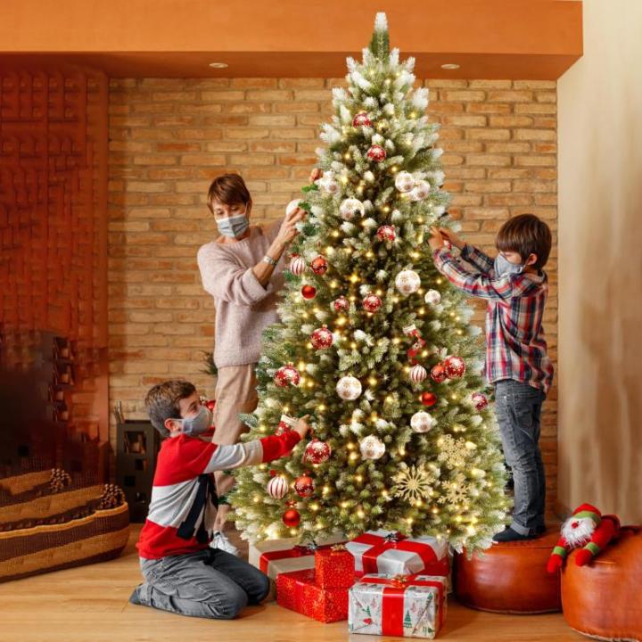 Kunstkerstboom met verlichting, 180 cm, PVC/PE, natuurgetrouw met sneeuwpunten en houten sokkel, kerstbomen, kerstdecoratie