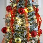 Künstlicher, vordekorierter, beleuchteter Pop-up-Weihnachtsbaum mit hängenden Kugeln für Weihnachtsdekoration (Gold und Rot)