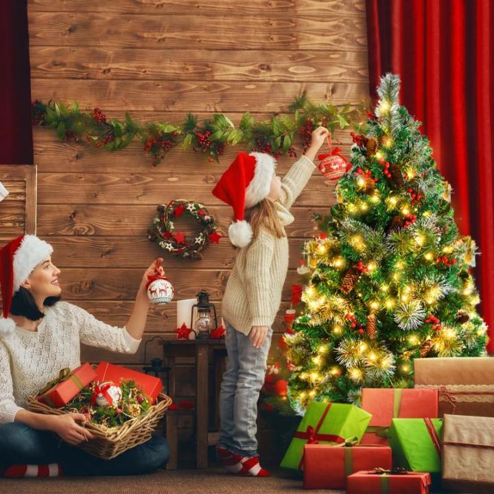 Kunstkerstboom met verlichting, 120 cm, 8 modi, dennenboom, groen, pvc, kerstboom voor kerstdecoratie, met dennenappels, dennennaald en dennennaald, klapsysteem, opvouwbare standaa