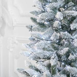 Kunstkerstboom, 180 cm, met houten standaard, dennenboom met natuurlijke witte sneeuwvlokken, made in EU