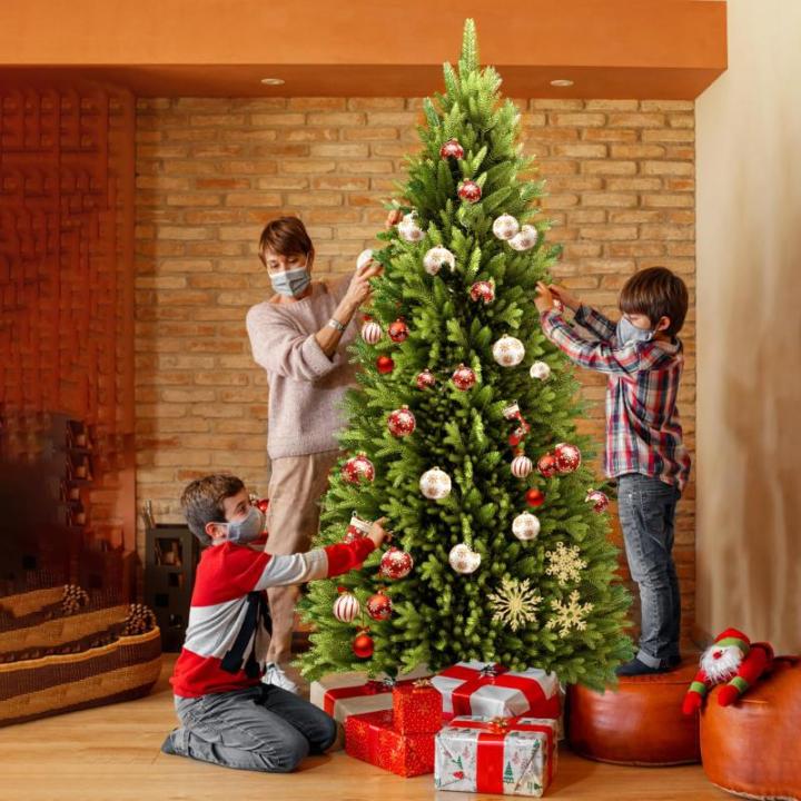 Kunstkerstboom, 210 cm, van PE en pvc, met stabiele houten standaard, realistische dennenboom, kunstkerstboom met ledverlichting voor feestelijke decoratie, snel op te bouwen, klap
