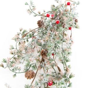 Winterse decoratieve tak met kegels en bessen rood groen bruin met kunstsneeuw - Kerstmis winter deco tak 62 cm