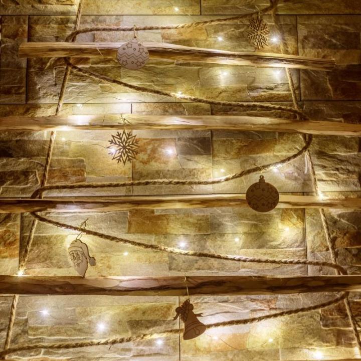 Handgemaakte kerstboom 95 cm hoog met decoraties, van hazelnoothout, decoratieve hanger, met 200 cm ledlampen, houten platen verbonden met een jute touw met een dikte van 6 mm
