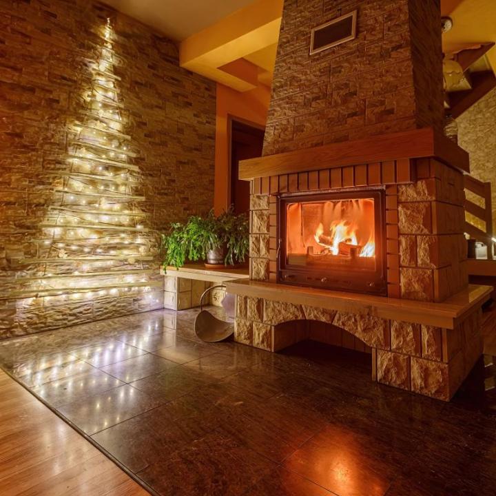 Handgemaakte kerstboom 205 cm hoog met decoraties, van hazelnoothout, decoratieve hanger, met 10 m ledlampen, houten platen verbonden met een jute touw met een dikte van 6 mm