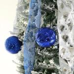 Künstlicher, vordekorierter, beleuchteter Pop-up-Weihnachtsbaum mit hängenden Kugeln für Weihnachtsdekoration (Blau und Weiß), 1,8 m