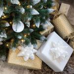 Kunstkerstboom, 150 cm, grenen met houten standaard, dennenboom, kunstkerstboom met natuurlijk wit besneeuwd, made in EU