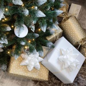 Kunstkerstboom, 150 cm, grenen met houten standaard, dennenboom, kunstkerstboom met natuurlijk wit besneeuwd, made in EU
