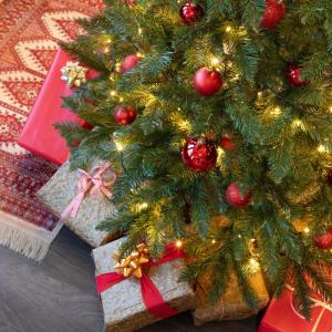 Kunstkerstboom 150 cm, spar, natuur, met kerstboom, houten standaard, kunstdennenboom met groene stam, gemaakt in de EU